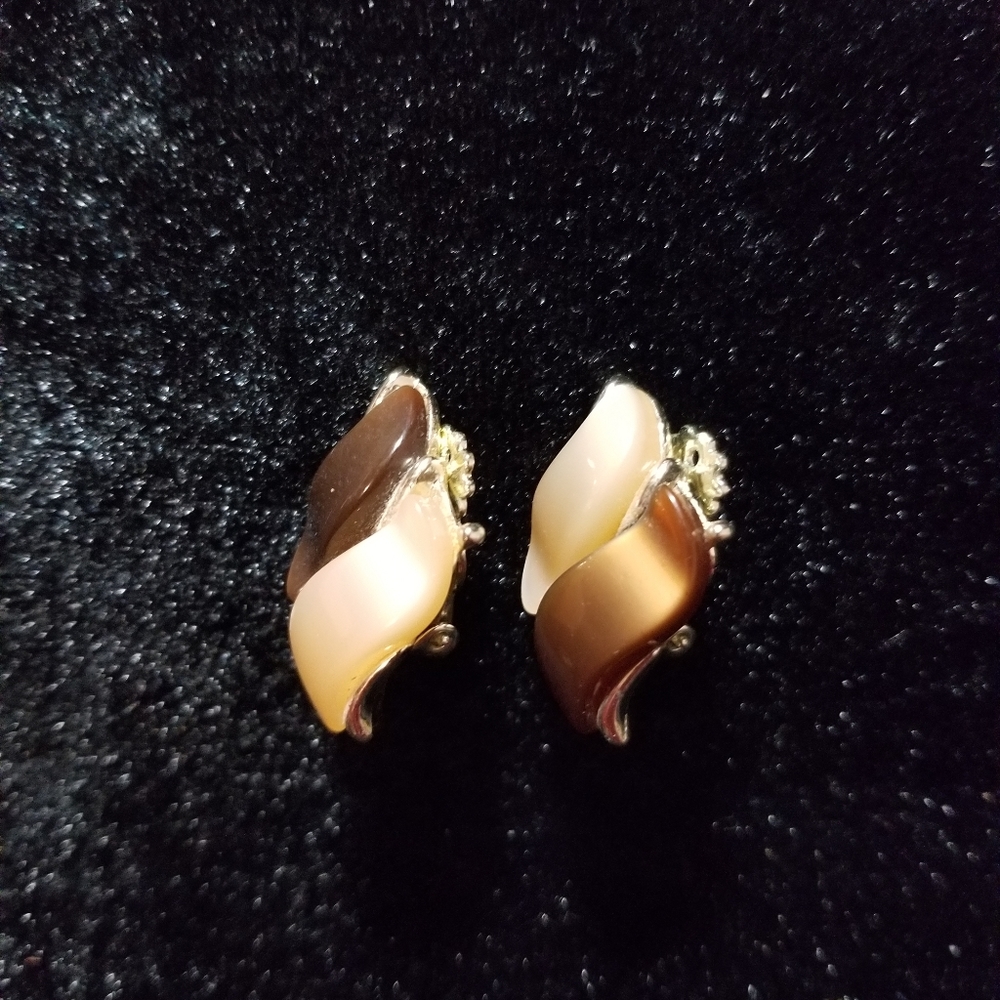 1950s clip vintage tan brown plastic goldtone 1 inch earrings